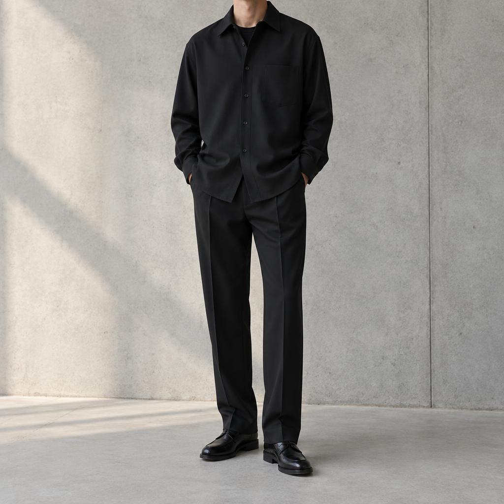 Homme portant une surchemise noire et un pantalon noir droit